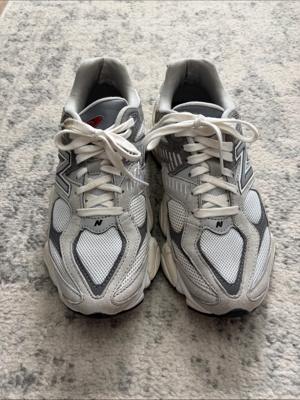 New Balance 9060 White & Gray Athletic Sneakers Men’s Size 6.5 / Women’s Size 8